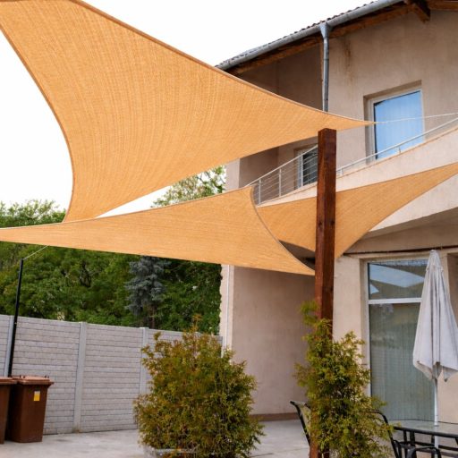 Sjenilo za sunce - za terasu, trikotne oblike 5x5x5m u boju zlatnog pijeska- iz HDPE materiala