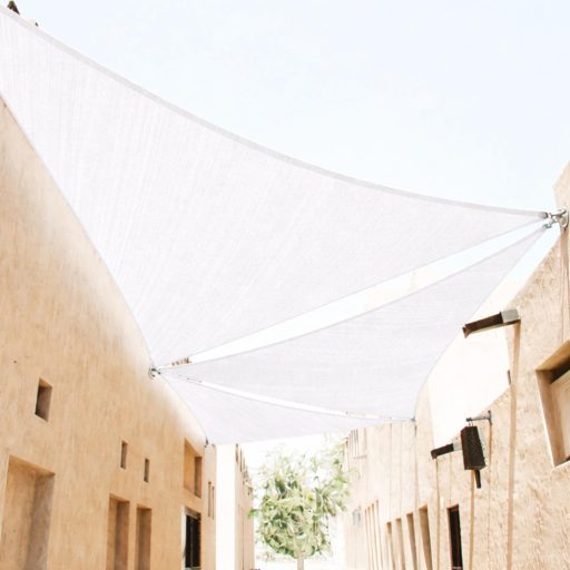 Sjenilo za sunce - za terasu, trikotne oblike 5x5x7m bijele boje- iz HDPE materiala